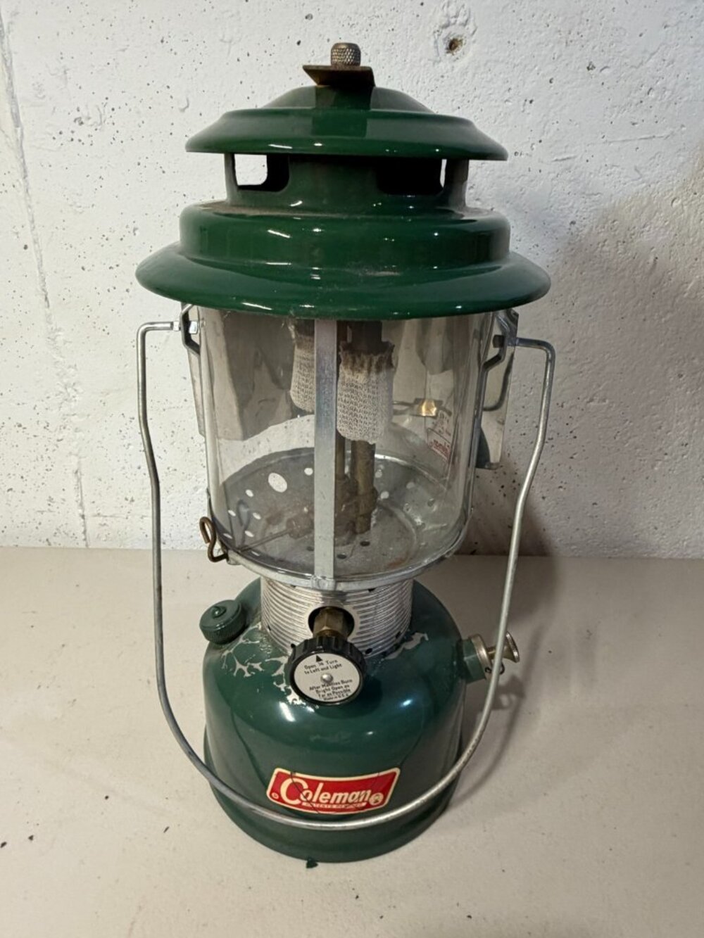 Vintage 1968 Coleman Lantern Model 220F w/ Pyrex Globe & reflector Dated 5 1968